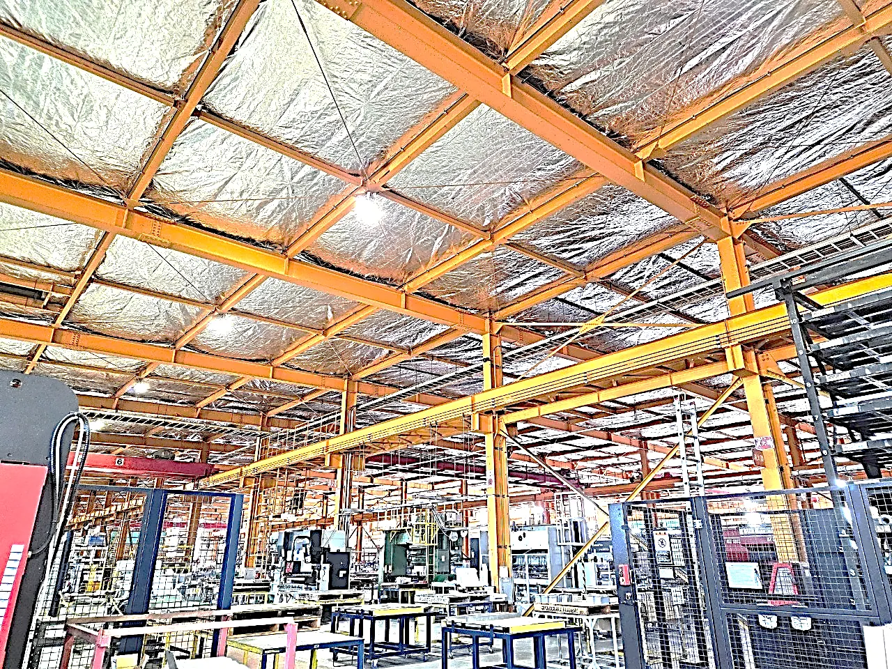 工場の天井へ遮熱材を施工したあとの様子