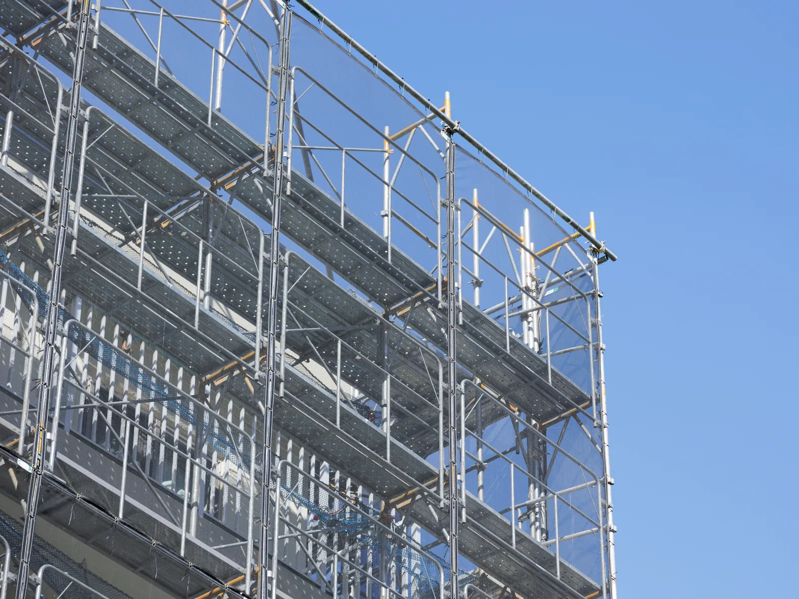 足場が設置された建物(イメージ)