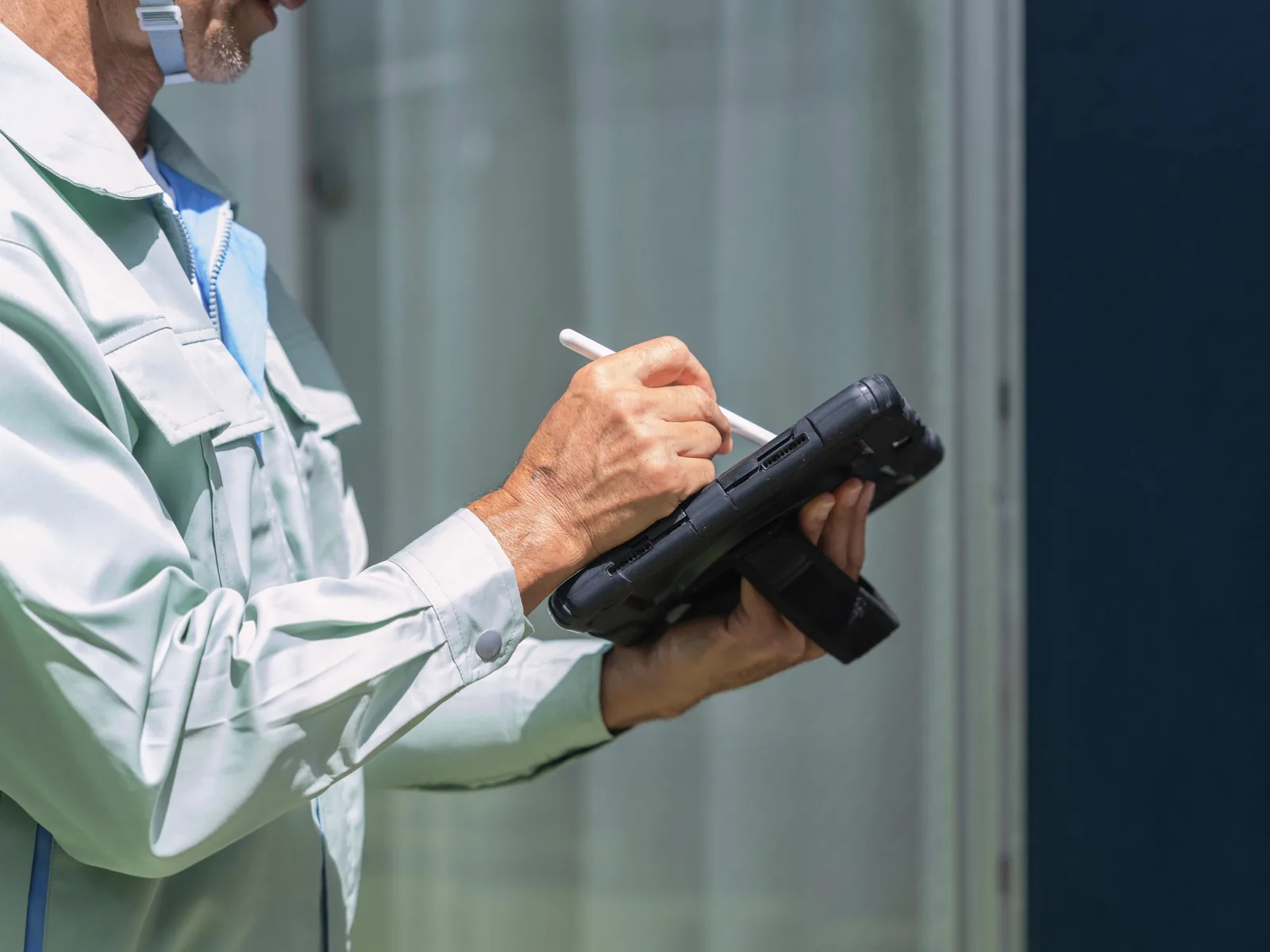タブレット端末に記録する作業服の手元(イメージ)