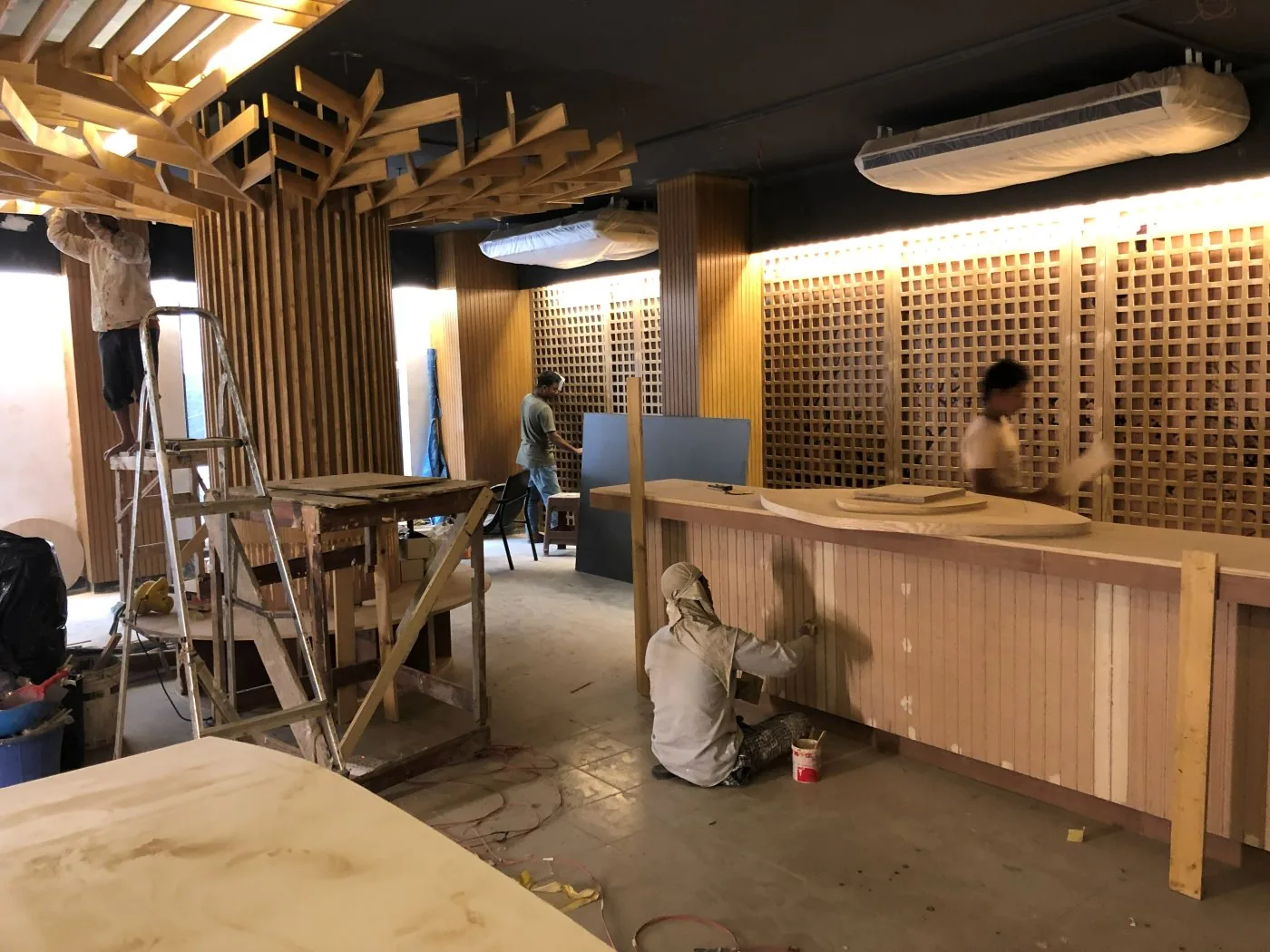 開店前の店内。現地の職人が木の格子や天井の造作を取り付けている