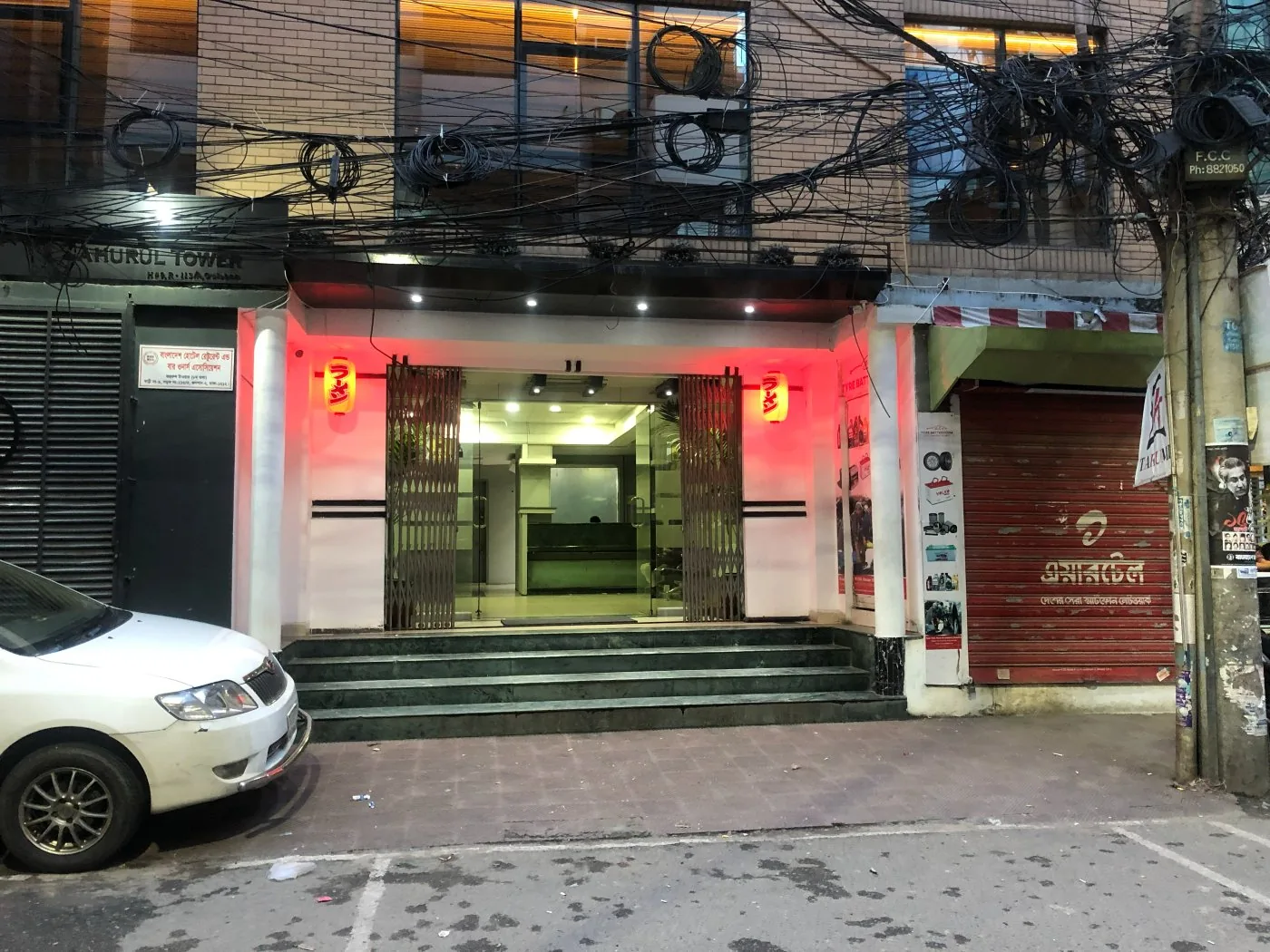 夜の店の入口。両脇に赤い提灯が下がっている